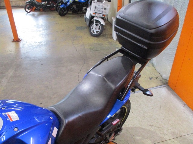 シートもこの通り破れもなければへたりもありません！あるととっても便利な社外キャリアＢＯＸも装備済み